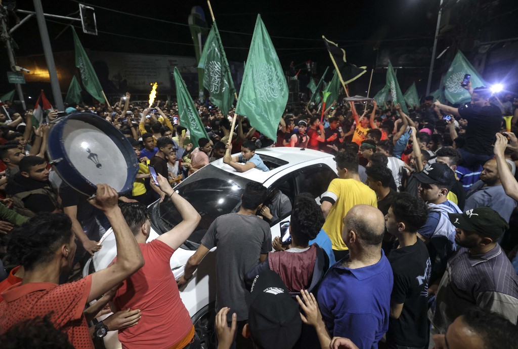 فلسطينيون يحتفلون في الشوارع بعد وقف إطلاق في غزة، مدينة غزة، 21 أيار/مايو 2021.(أ ف ب)