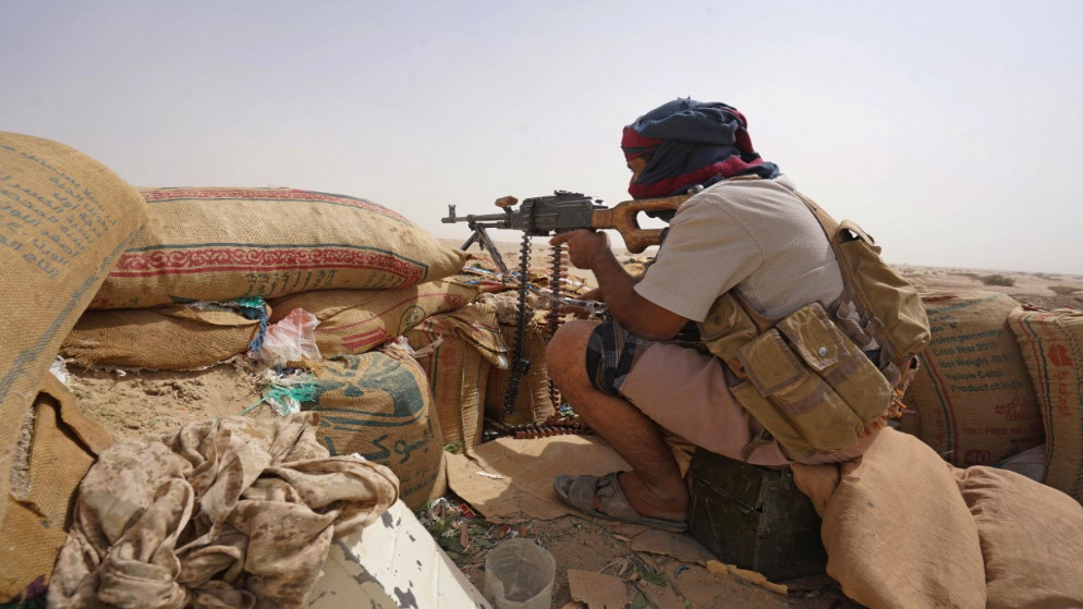 مقاتل مع القوات الموالية للحكومة اليمنية المدعومة من السعودية في أحد المعارك ضد المتمردين الحوثيين في محافظة مأرب شمال شرقي اليمن. 16/04/2021. (نبيل الأوزري /أ ف ب)