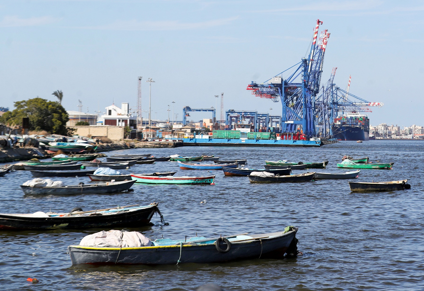 قوارب بجوار رافعات في قناة السويس بالقرب من مدينة الإسماعيلية الساحلية شمال شرق القاهرة، مصر، 5/3/2021. (رويترز / محمد عبد الغني )