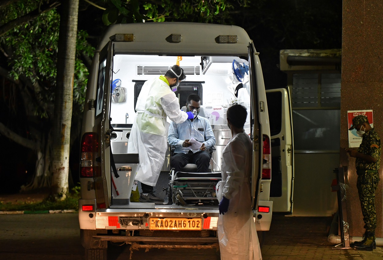 رجل يعاني من صعوبة في التنفس قبل نقله إلى المستشفى لتلقي العلاج، وسط انتشار الفيروس، بنغالورو، الهند، 18 مايو2021. (رويترز)