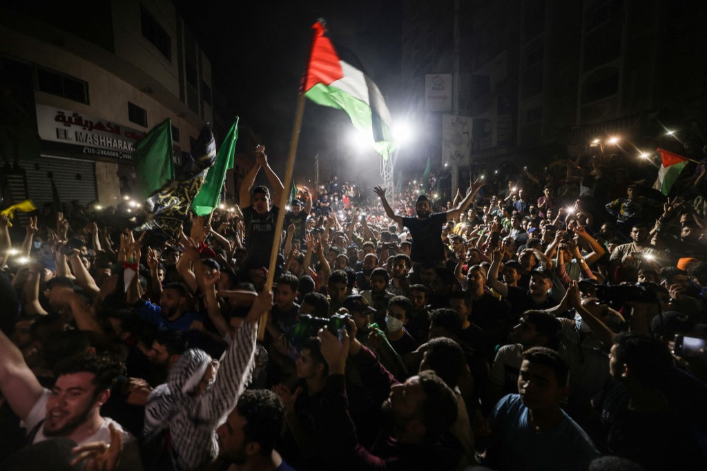 غزيون يحتفلون في الشوارع بعد وقف إطلاق نار "متبادل" في قطاع غزة، 21 مايو/أيار 2021. (أ ف ب)