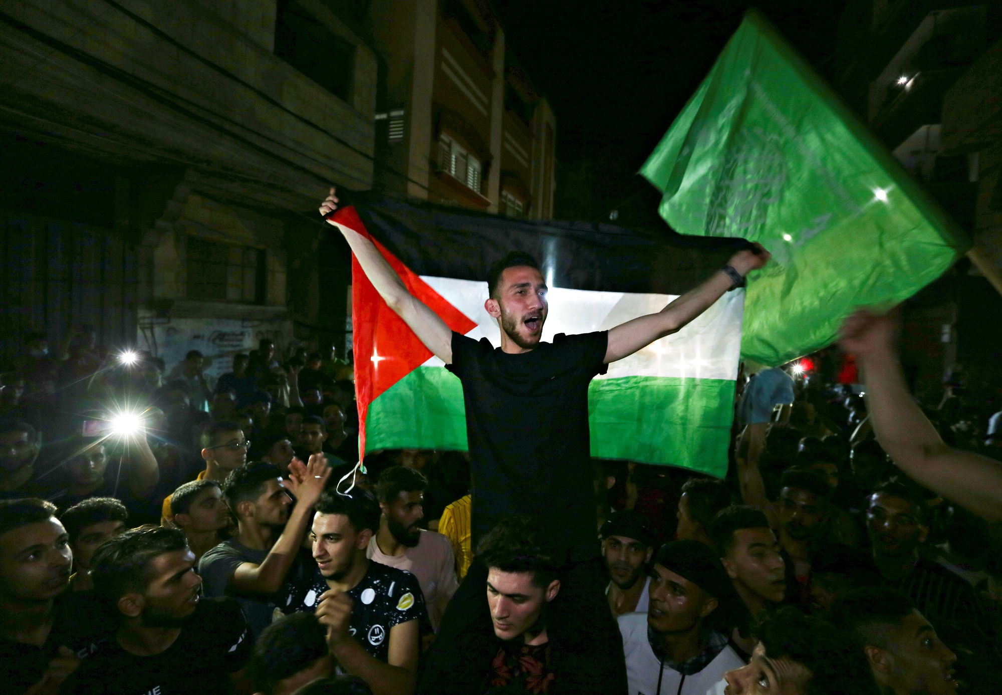 رفع العلم الفلسطيني في قطاع غزة بعد بدء وقف إطلاق النار. (رويترز)