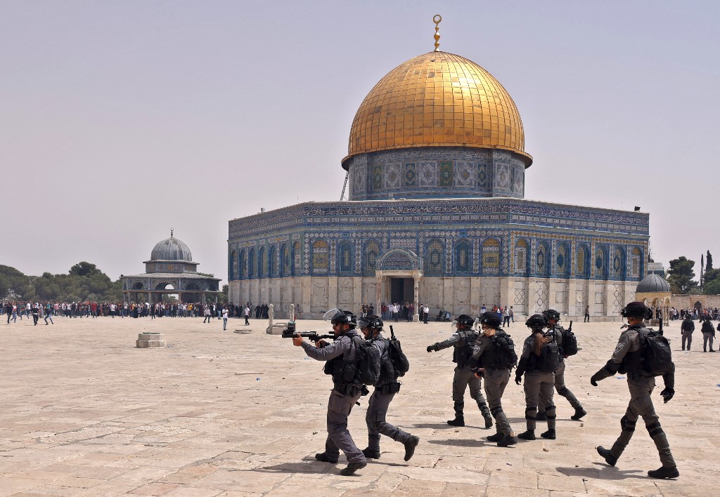 اعتداء قوات الاحتلال الإسرائيلي على مصلين في المسجد الأقصى. (أ ف ب)