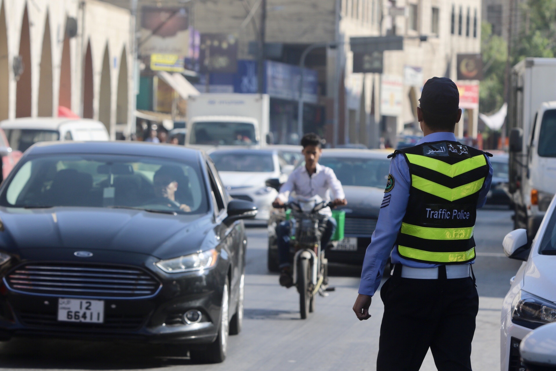 رقيب سير يعمل على تنظيم الحركة المرورية في عمّان. (صلاح ملكاوي/ المملكة)
