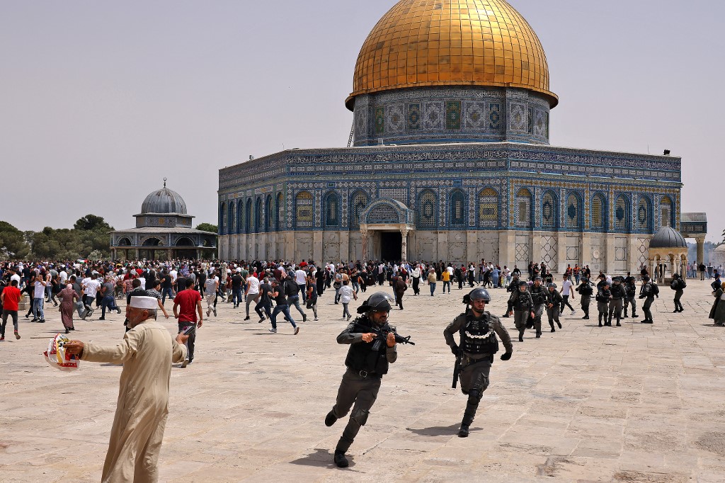 اعتداء قوات الاحتلال الإسرائيلي على مصلين في المسجد الأقصى. (أ ف ب)