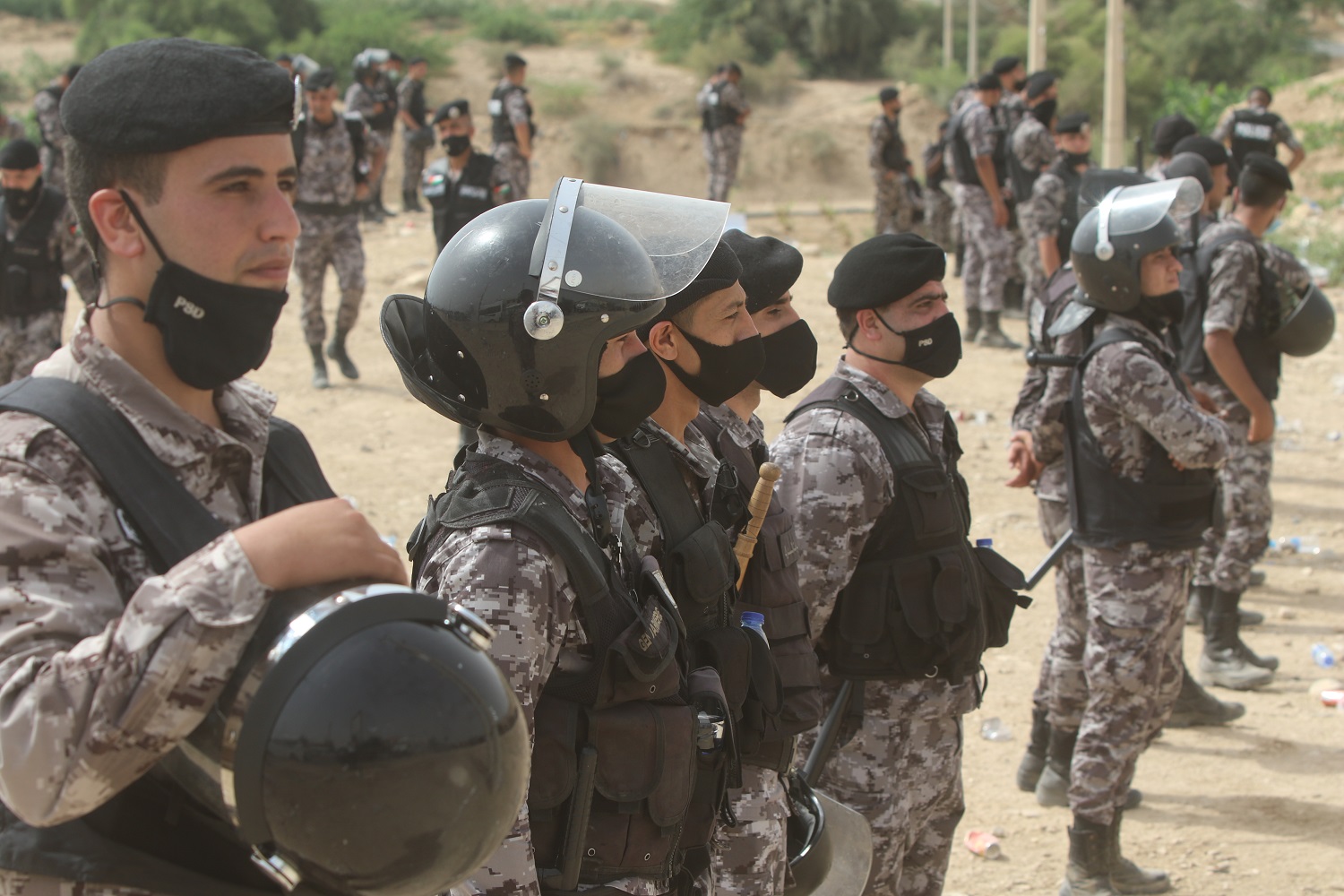 رجال الأمن العام خلال تأمينهم لمسيرة تضامنية مع الشعب الفلسطيني (صلاح ملكاوي/ المملكة)