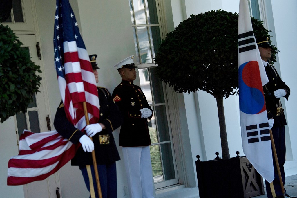 يستعد أفراد من الجيش الأميركي لوصول رئيس كوريا الجنوبية مون جاي إن للقاء الرئيس الأميركي جو بايدن في البيت الأبيض .21 مايو 2021 . (أ ف ب)