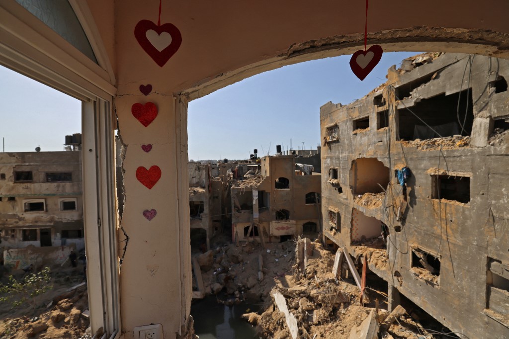 منظر عام يظهر أنقاض المباني التي دمرتها الغارات الإسرائيلية في بيت حانون شمال قطاع غزة، 21 أيار/مايو 2021 (أ ف ب)