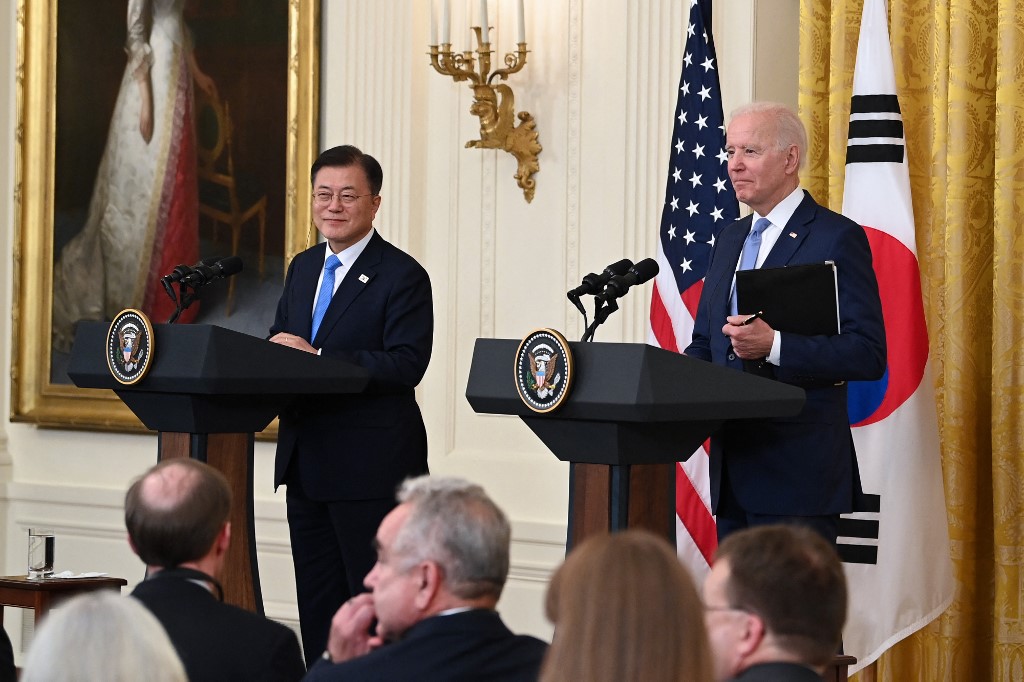الرئيس الأميركي جو بايدن (يمين) والرئيس الكوري الجنوبي مون جاي-إن يشاركان في مؤتمر صحفي في الغرفة الشرقية للبيت الأبيض في واشنطن العاصمة ،21/5/2021،(أ ف ب)