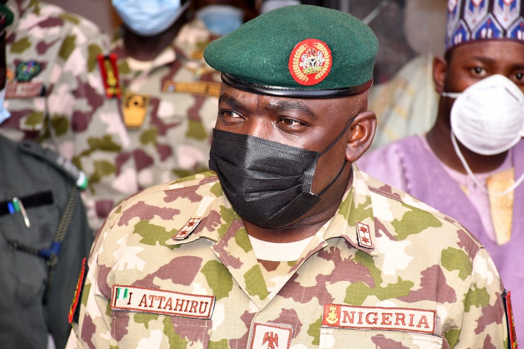 رئيس أركان الجيش اللواء إبراهيم أتاهيرو في مقر قيادة العمليات في لافيا دول في مايدوجوري، نيجيريا، 31 كانون الثاني/يناير 2021. (أ ف ب)