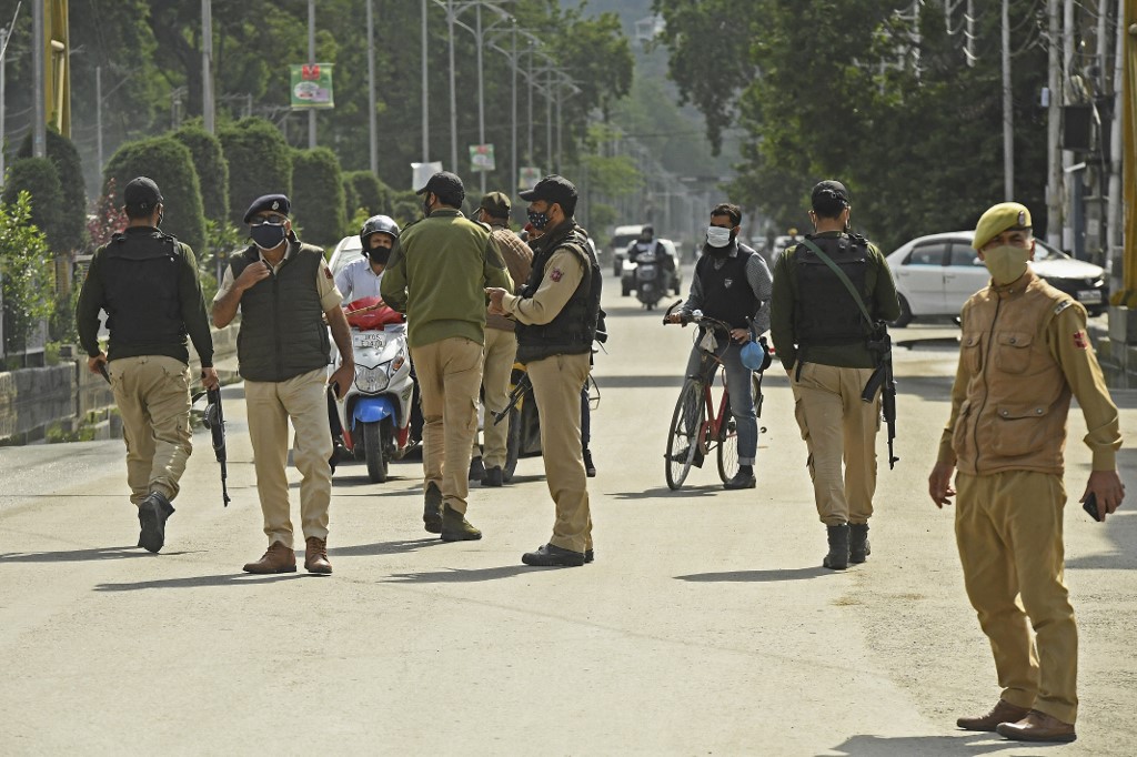رجال شرطة في الهند يقفون في شارع خلال إغلاق فرضته السلطات منعا لانتشار فيروس كورونا. (أ ف ب)