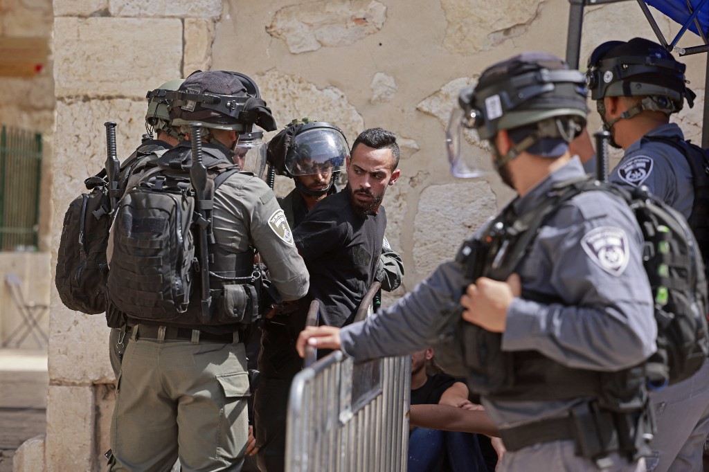 اعتقال قوات الاحتلال الإسرائيلي لشاب فلسطيني في القدس المحتلة. (أ ف ب)