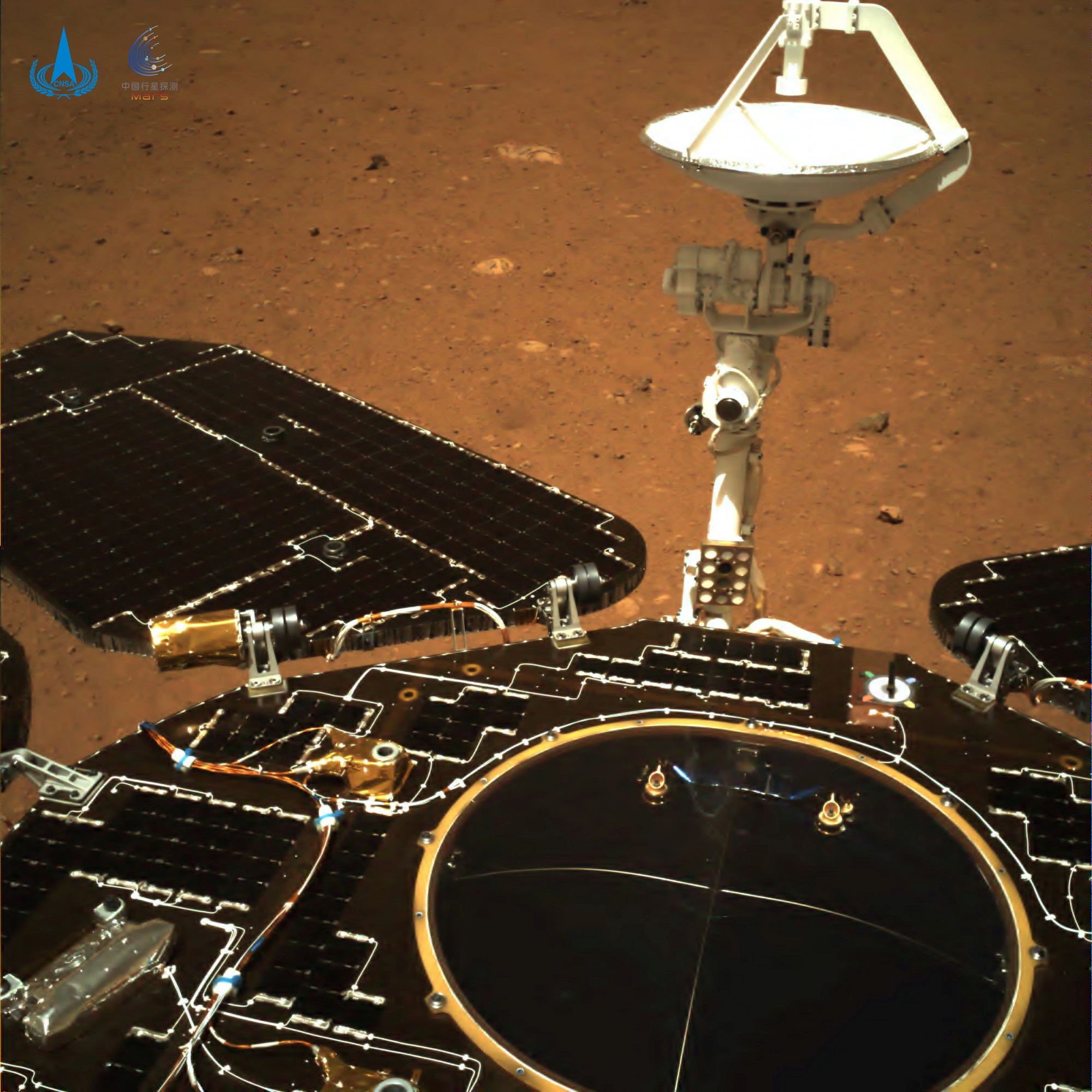 المسبار الجوال تشورونغ وهبوطه على سطح المريخ. (رويترز)