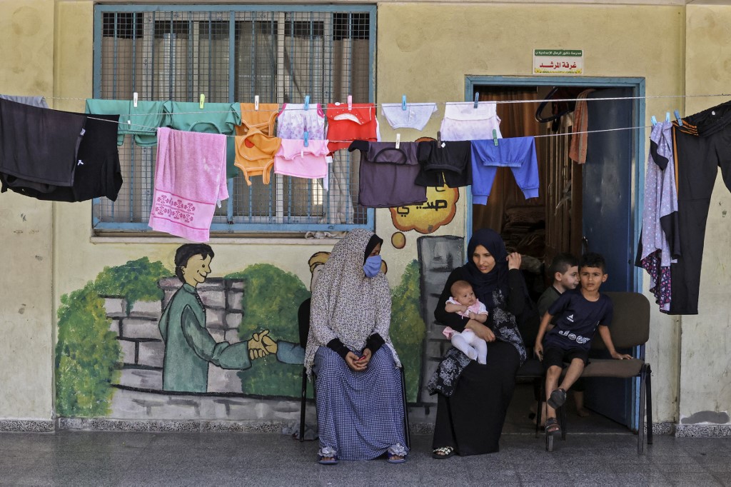 مدرسة تتبع لأونروا في مدينة غزة نزح إليها فلسطينيون وسط ضربات جوية وقصف من قبل جيش الاحتلال الإسرائيلي، 19 أيار/مايو 2021. (محمود همص/أ ف ب)