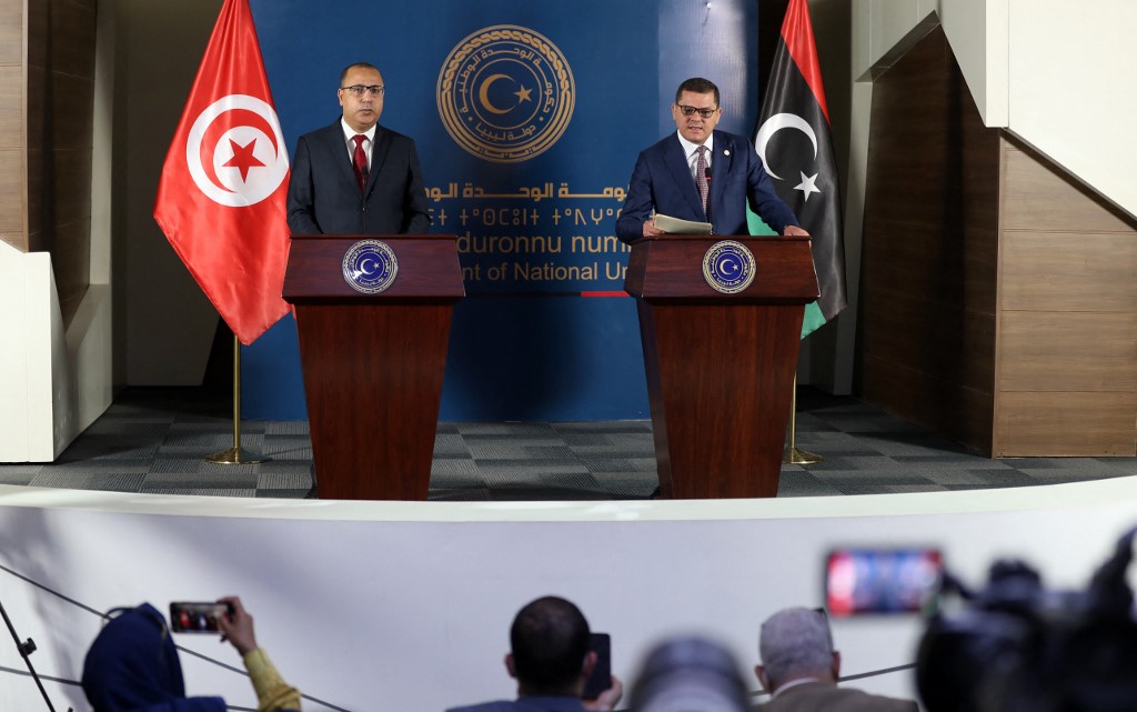 رئيس الوزراء الليبي عبد الحميد الدبيبة (إلى اليمين) ونظيره التونسي هشام المشيشي خلال مؤتمر صحفي مشترك في العاصمة الليبية طرابلس. 22 مايو/أيار 2021.(أ ف ب)