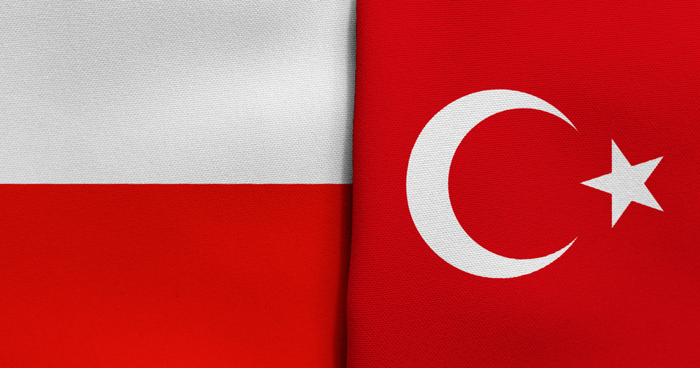 علم تركيا وبولندا. (shutterstock)