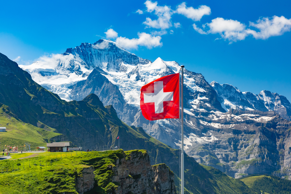 علم سويسرا .(shutterstock)
