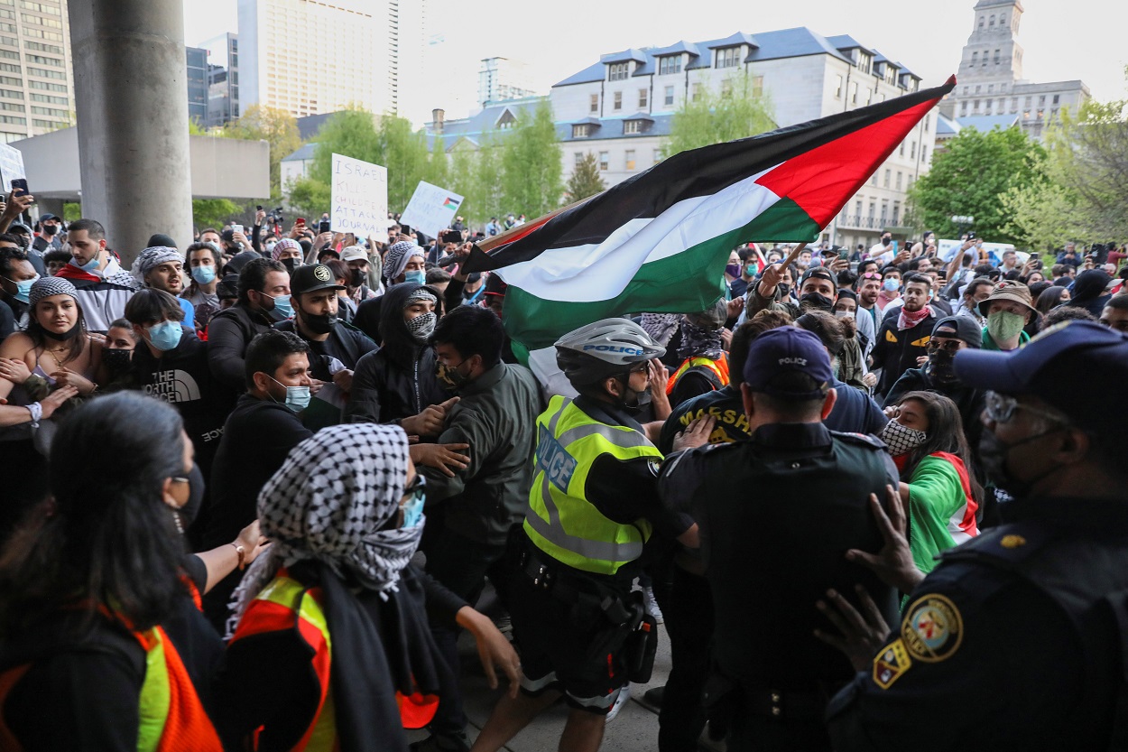 متظاهرون مؤيدون لفلسطين، أمام مبنى البلدية في تورنتو، أونتاريو، كندا، 15 أيار/مايو 2021. (رويترز)