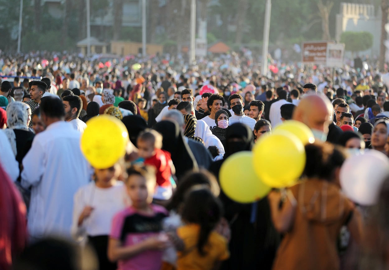 بعد صلاة عيد الفطر، في مسجد عمرو بن العاص في القاهرة، مصر، 13 أيار/مايو 2021. (رويترز)