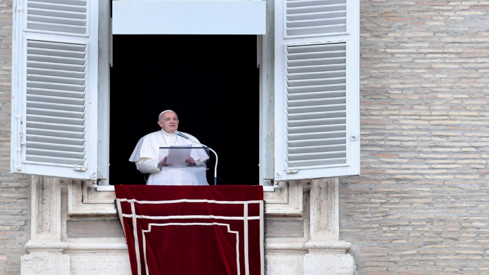 البابا فرنسيس يتحدث من نافذة القصر الرسولي المطل على ساحة القديس بطرس في الفاتيكان. 16 أيار/مايو 2021. (أ ف ب)