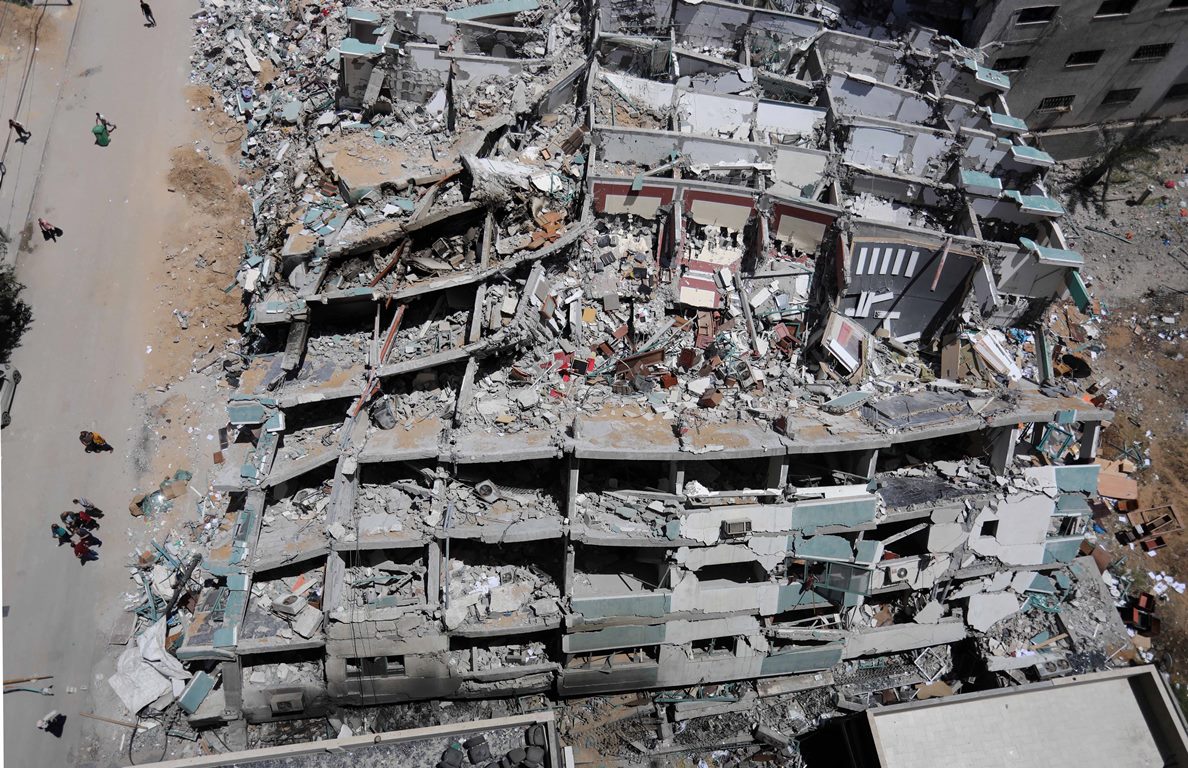 برج الجلاء بعد أيام من قصفه في مدينة غزة. 22/05/2021. (وفا)