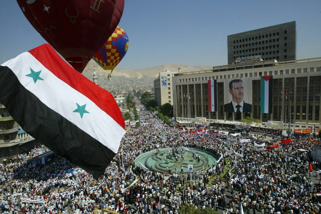 سوريون في العاصمة دمشق أثناء حملة للرئيس بشار الأسد قبل اندلاع الأزمة السورية.  24 مايو / أيار 2007. (أ ف ب)