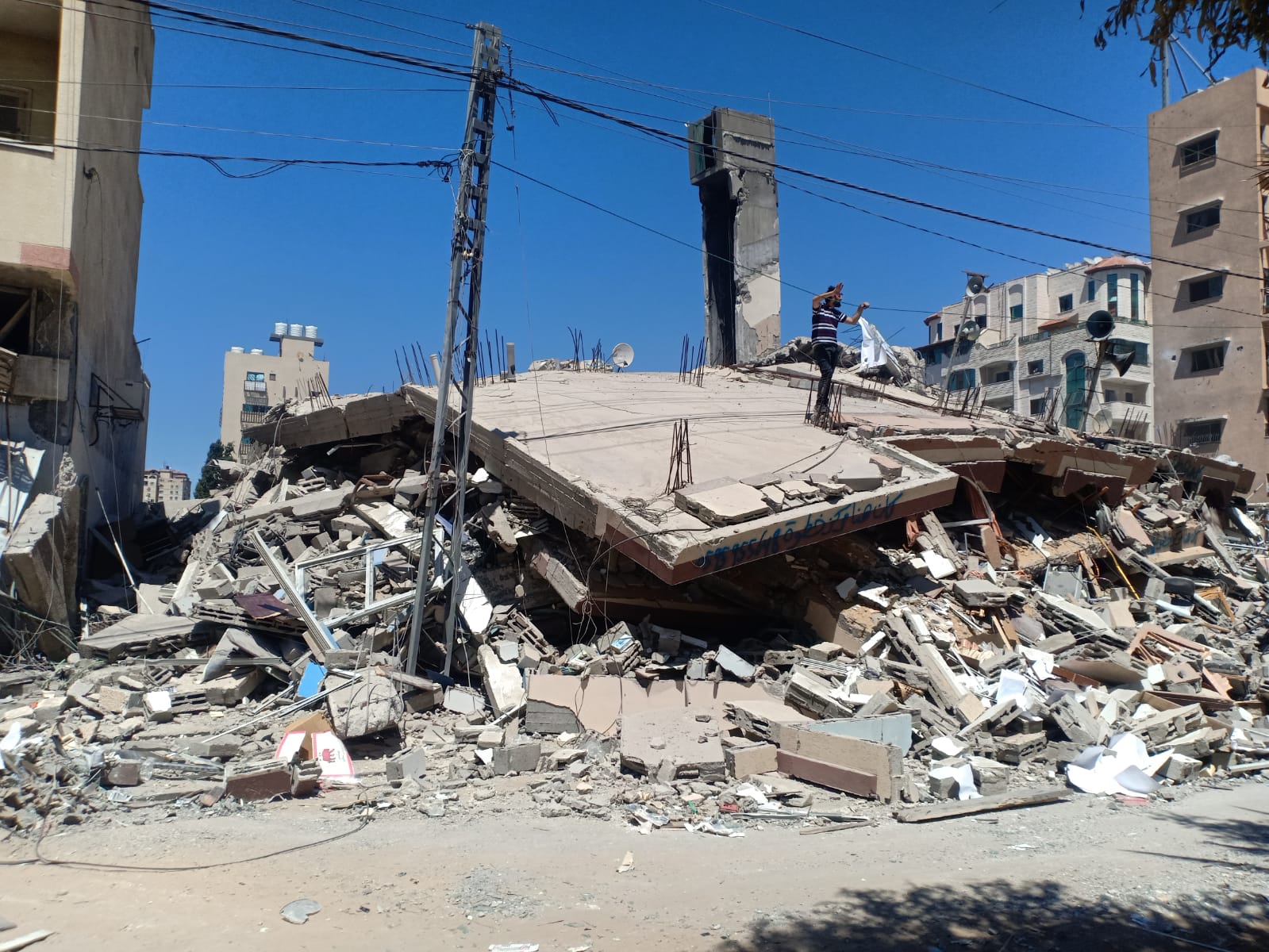 الدمار الذي خلفه قصف طائرات الاحتلال على مدينة غزة. 18/05/2021. (رافي الملح/ وفا)