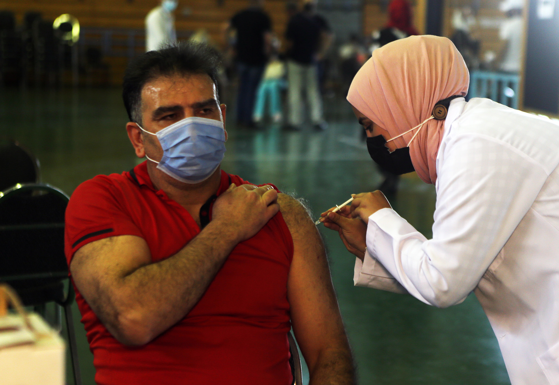 حملة لتقديم اللقاح المضاد لفيروس كورونا المستجد في جامعة البلقاء التطبيقية. (صلاح ملكاوي/ المملكة)