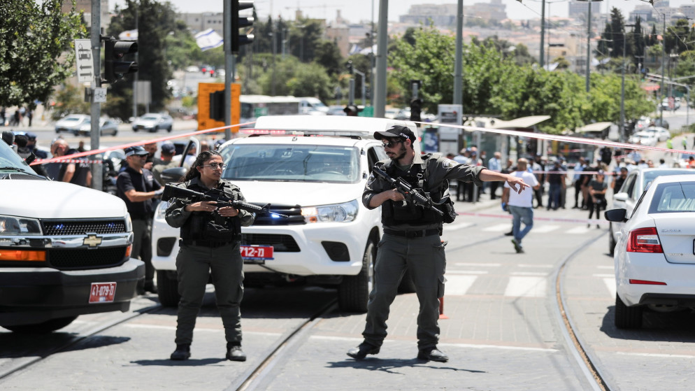 شرطة الاحتلال الإسرائيلية تحيط بموقع حادثة إطلاق النار على فلسطيني في القدس المحتلة. 24/05/2021. (عمار عوض/ وفا)
