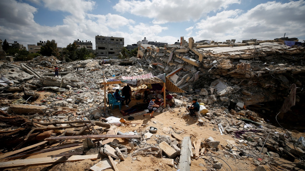 فلسطينيون يجلسون في خيمة مؤقتة وسط أنقاض منازلهم التي دمرتها الغارات الجوية الإسرائيلية خلال العدوان الإسرائيلي على قطاع غزة، 23 أيار/مايو 2021. (رويترز / محمد سالم)
