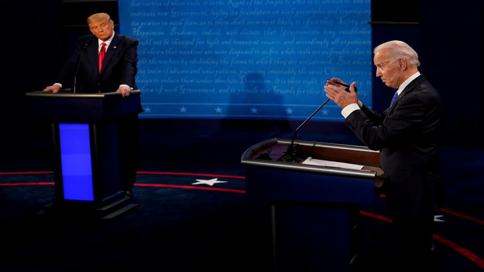 الرئيس الأميركي جو بايدن (يمين)، والرئيس الأميركي السابق دونالد ترامب، خلال مناظرة رئاسية، الولايات المتحدة، 22 تشرين الأول/ أكتوبر 2020. (رويترز)