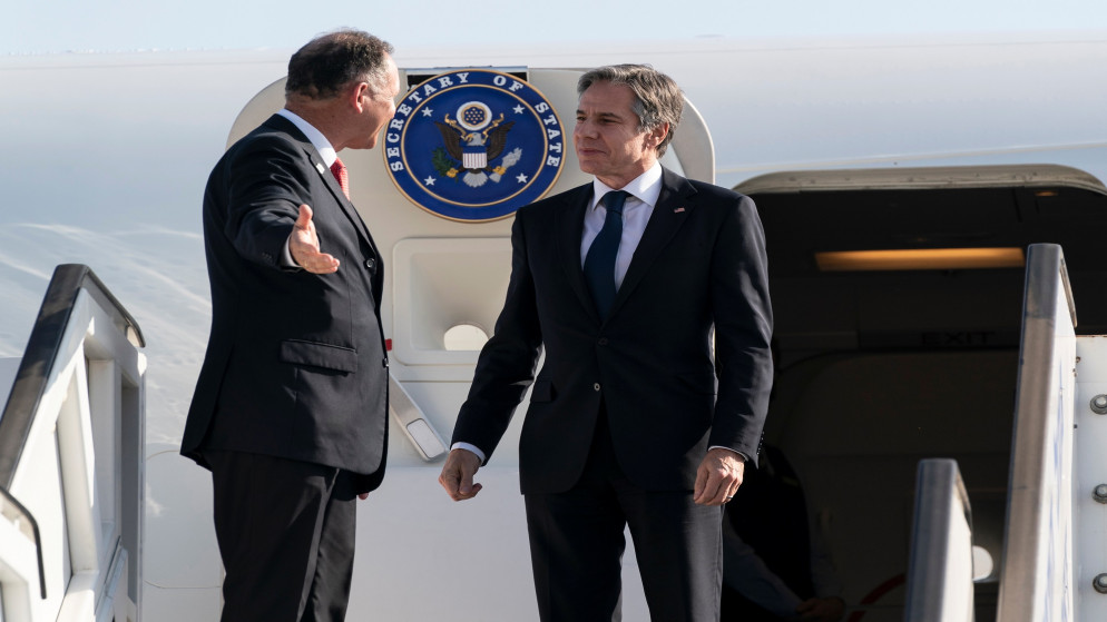 وزير الخارجية الأميركي أنتوني بلينكن أثناء نزوله من الطائرة لدى وصوله إلى مطار بن غوريون الدولي بالقرب من تل أبيب. 25/05/2021. (أليكس براندون / رويترز)