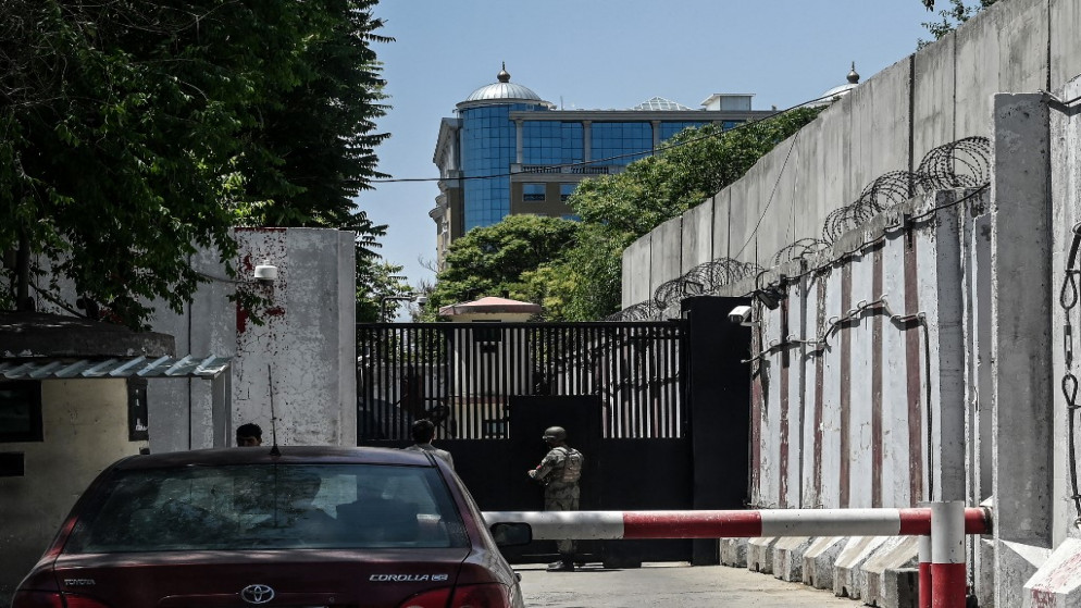 أحد أفراد الأمن يحرس مدخلًا بالقرب من السفارة الأسترالية في المنطقة الخضراء في كابول .25 مايو 2021. (أ ف ب)