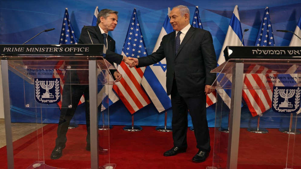 وزير الخارجية الأميركي أنتوني بلينكن (يسار) خلال مؤتمر صحفي مع رئيس الوزراء الإسرائيلي بنيامين نتنياهو. (أ ف ب)