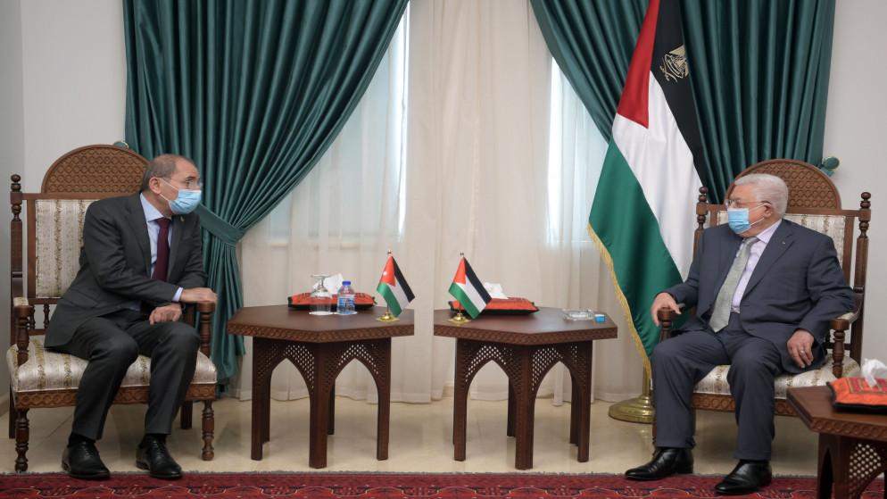الرئيس الفلسطيني محمود عباس، يستقبل وزير الخارجية أيمن الصفدي. 25/05/2021. (ثائر غنايم/ وفا)