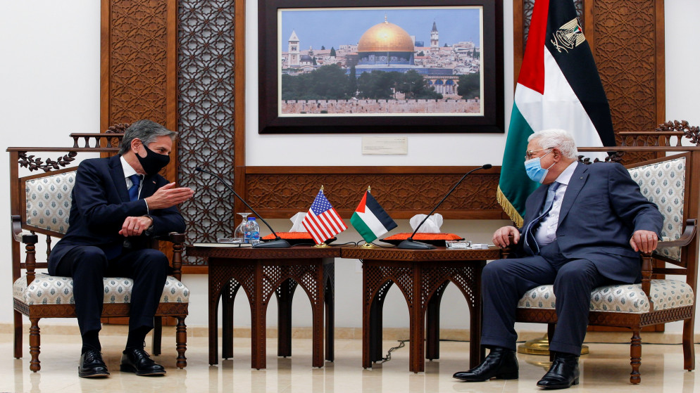 وزير الخارجية الأميركي أنتوني بلينكن يتحدث مع الرئيس الفلسطيني محمود عباس، في مدينة رام الله في الضفة الغربية المحتلة، 2021. (رويترز)
