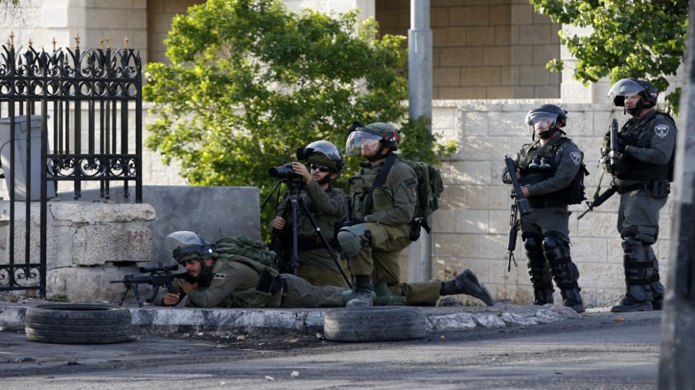 جنود إسرائيليون يطلقون النار على فلسطينيين في بيت لحم في الضفة الغربية المحتلة. 20 أيار/مايو 2021. (أ ف ب)