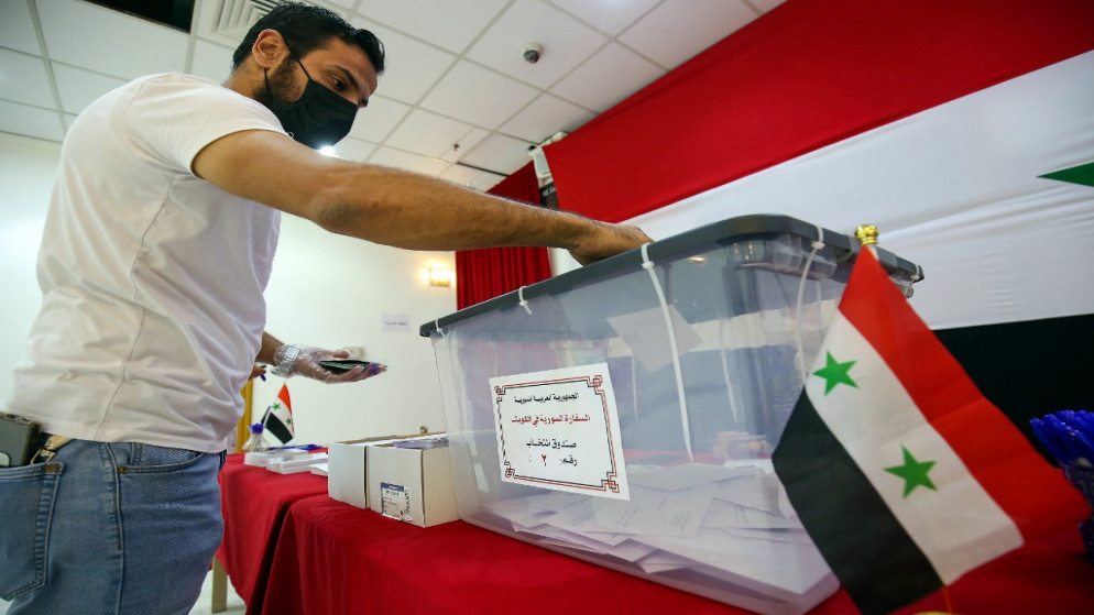 سوري يدلي بصوته في الانتخابات الرئاسية في السفارة السورية في الكويت. 20 أيار/مايو 2021. (أ ف ب)