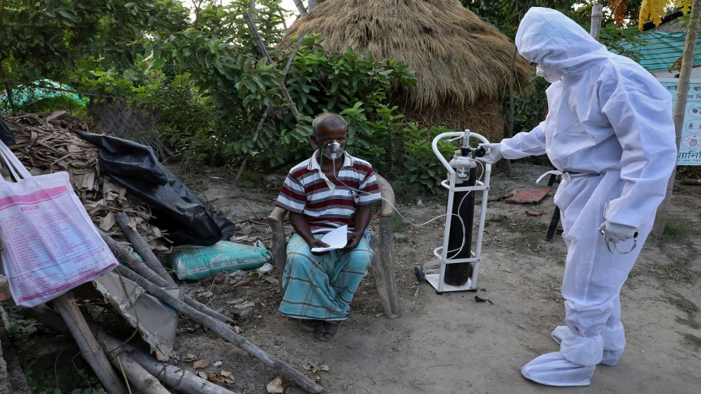 قروي يعاني من صعوبات في التنفس ويتلقى دعمًا للأكسجين خلال معسكر طبي مجاني تم إنشاؤه لتوفير الدعم الصحي للقرويين في الهند،21 أيار/مايو 2021 (رويترز)