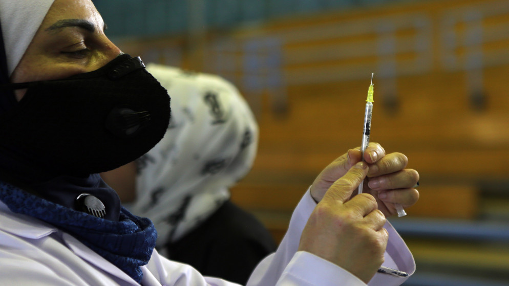 حملة لتقديم اللقاح المضاد لفيروس كورونا المستجد في جامعة العلوم التطبيقية. (صلاح ملكاوي/ المملكة)