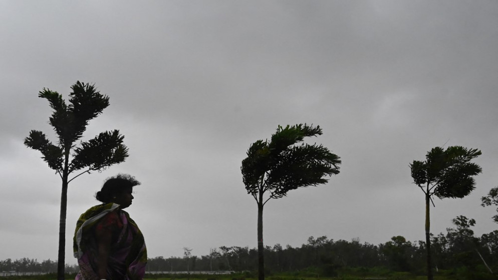 أحد السكان يمشي إلى ملجأ بينما يتجه إعصار ياس إلى الساحل الشرقي للهند في خليج البنغال. 26/05/2021. (ديبيانغشو ساركار / أ ف ب)