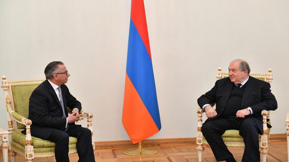الرئيس الأرمني أرمين سركيسيان. (يمين) السفير خالد الشوابكة. (يسار). (وزارة الخارجية)