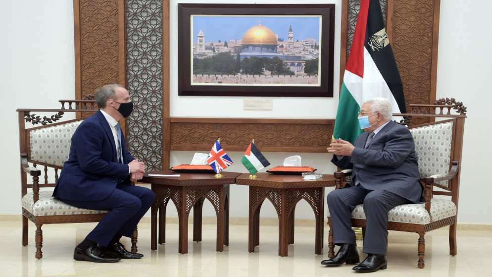 الرئيس الفلسطيني محمود عباس ووزير الخارجية البريطاني دومنيك راب في مقر الرئاسة الفلسطينية في مدينة رام الله. (وفا)