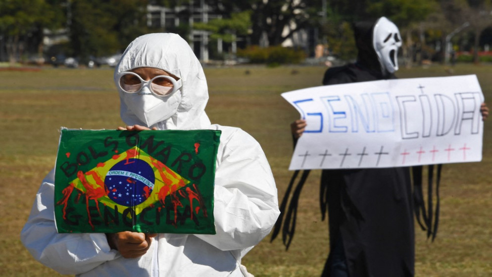أعضاء من نقابات مركزية وحركات اجتماعية يحتجون على الرئيس جايير بولسونارو وسياسته للتعامل مع جائحة كورونا، في البرازيل، 26 أيار/مايو 2021. (أ ف ب)