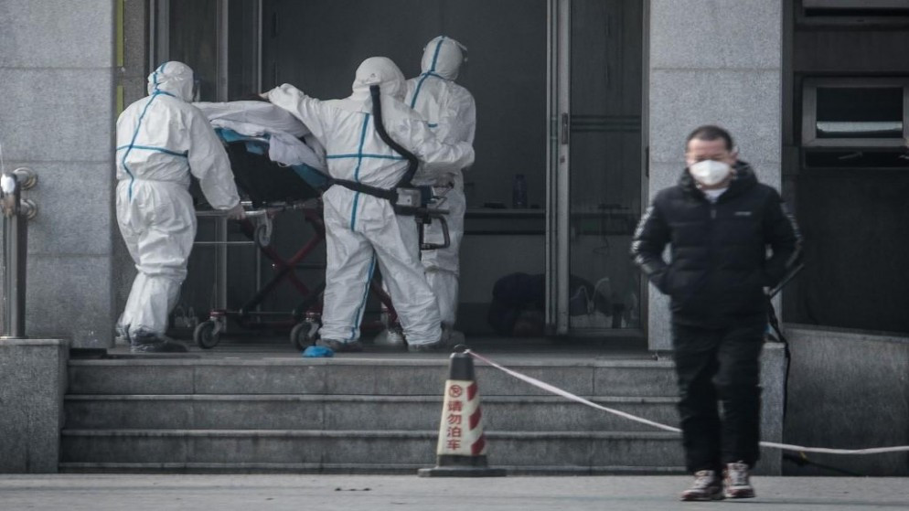طاقم طبي ينقلون مريضًا إلى مستشفى لعلاج حالة مصابة بفيروس كورونا بوسط الصين. 18 كانون الثاني/ يناير 2020. (أ ف ب)