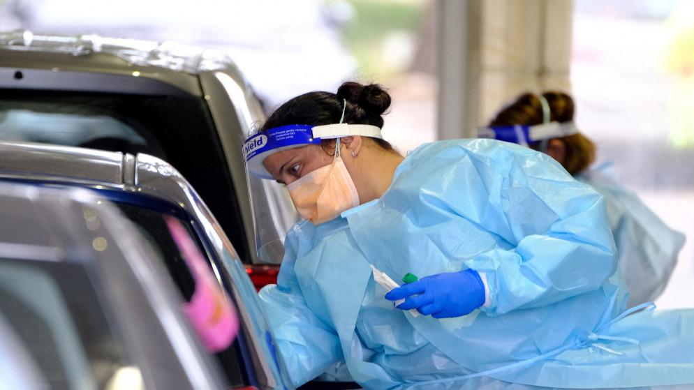 عاملة صحية تقوم بإجراء اختبار فيروس كورونا في أستراليا، 25 أيار/مايو 2021. (رويترز)