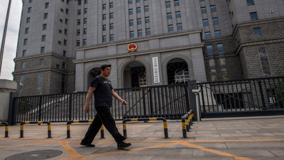 رجل يمر أمام محكمة الشعب المتوسطة الثانية في بكين قبل محاكمة الأكاديمي الأسترالي يانغ جون، بتهم تجسس في بكين 27 أيار/مايو 2021. (نيكولاس عصفوري / أ ف ب)