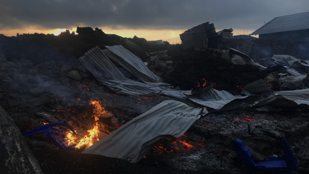 صورة أرشيفية لرماد محترق في غوما شرق جمهورية الكونغو الديمقراطية بعد ثوران جبل نيراجونجو. (موسى سواساوا / أ ف ب)