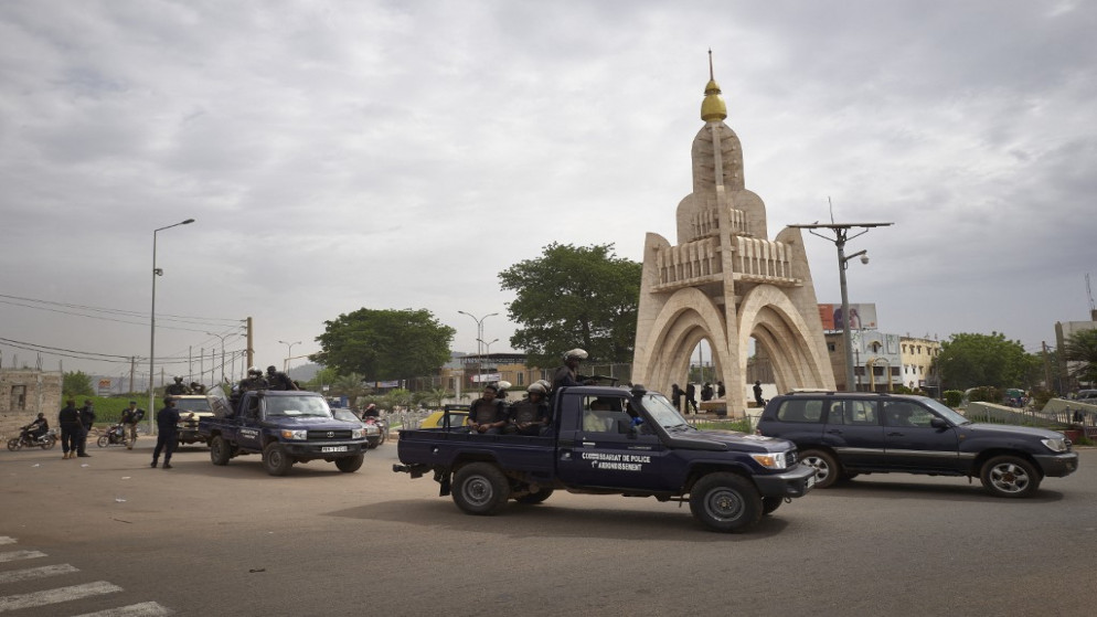 ضباط شرطة مكافحة الشغب في مالي في ساحة الاستقلال في باماكو. 25/05/2021. (أ ف ب)