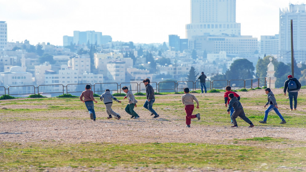 أطفال يلعبون في منطقة في الأردن. (shutterstock)